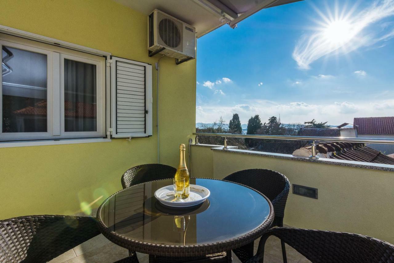 Apartman Mladenka Sukošan Exterior foto