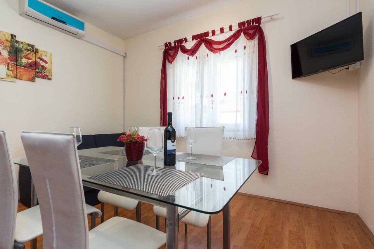 Apartman Mladenka Sukošan Exterior foto
