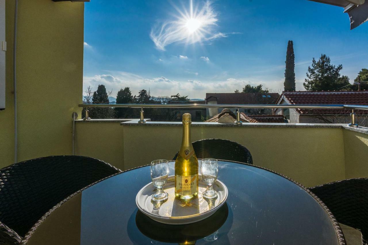 Apartman Mladenka Sukošan Exterior foto