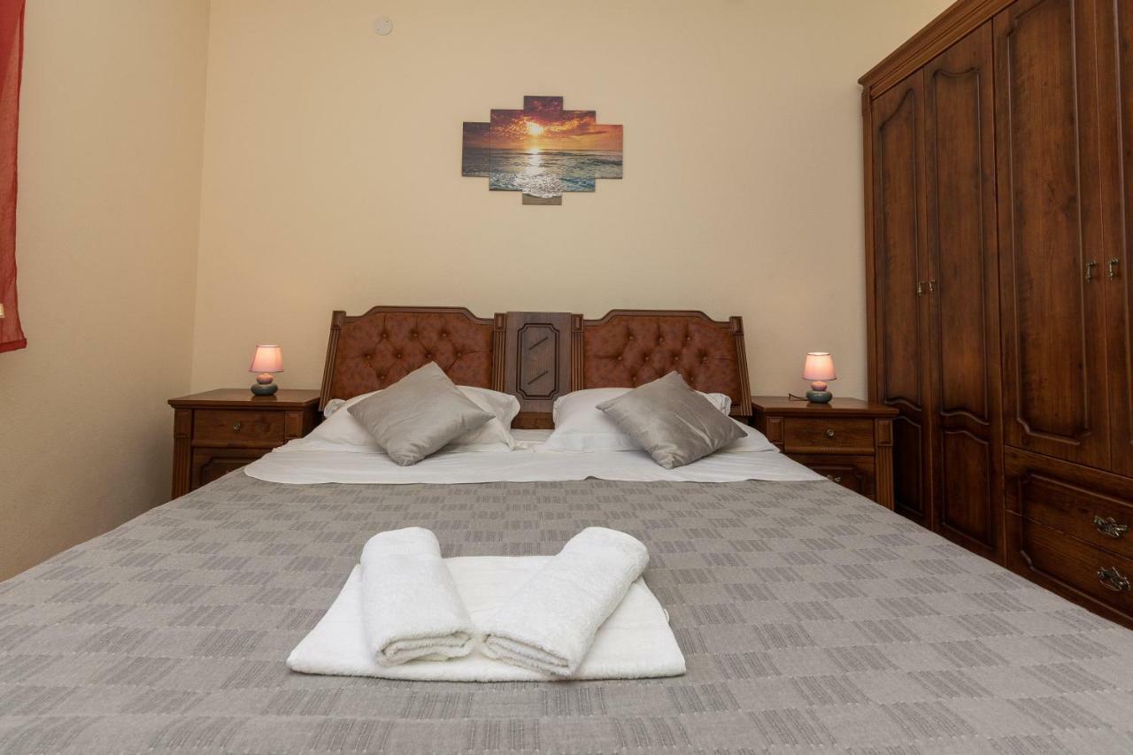 Apartman Mladenka Sukošan Exterior foto