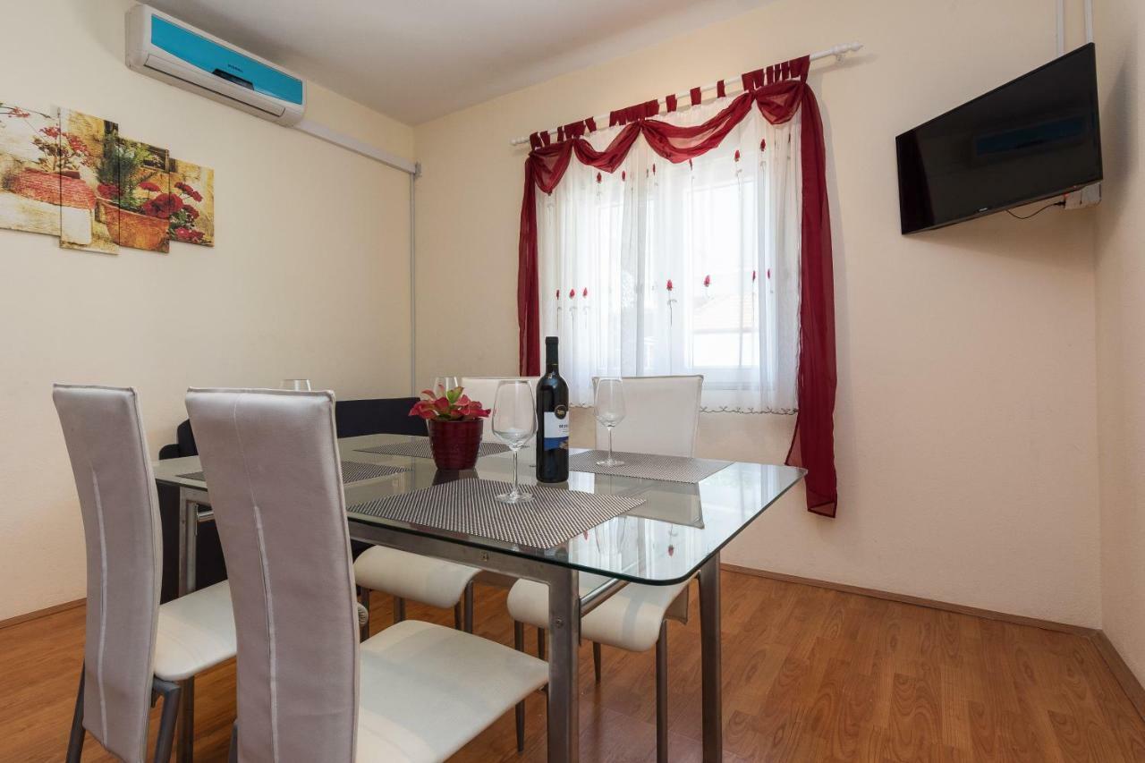 Apartman Mladenka Sukošan Exterior foto