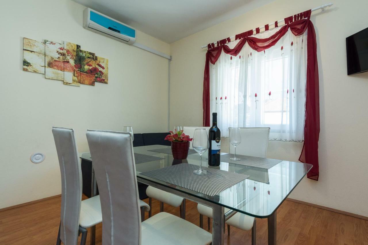 Apartman Mladenka Sukošan Exterior foto