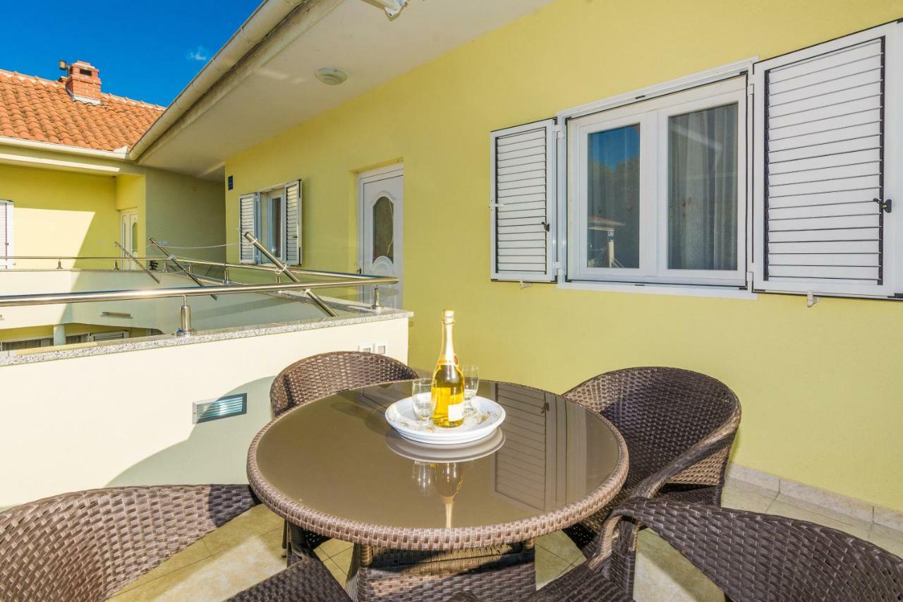 Apartman Mladenka Sukošan Exterior foto